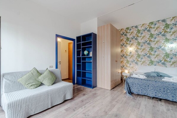 1 bedroom, iron/ironing board, internet, bed sheets