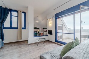 Interior - Cozy 45 sqm studio apartment, able to accommodate up to 4 people, located on the seventh floor of a building with a lift (NOT suitable for disabled people - several steps to access it).The property is located in a semi-central area, full of services and  (Torino)