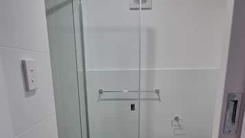 Regadera, toallas, jabón, papel de baño