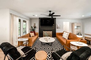 Televisión, chimenea, oficina