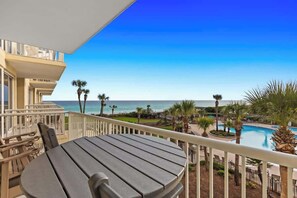 Outdoor dining - The Crescent 206 (Miramar beach)