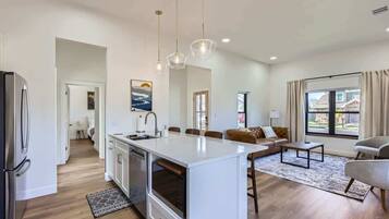 Een koelkast, een magnetron, een oven, een kookplaat