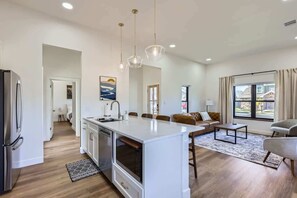 Réfrigérateur, micro-ondes, four, plaque de cuisson