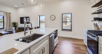 Historic Remodeled Bungalow-Walk to Everything GT