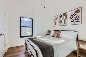 3 habitaciones, escritorio y tabla de planchar con plancha 