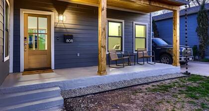 Historic Remodeled Bungalow-Walk to Everything GT