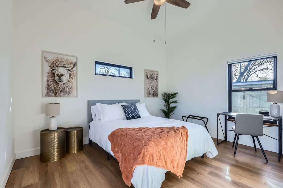 3 habitaciones, escritorio y tabla de planchar con plancha 