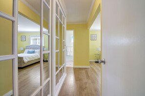 3 habitaciones, tabla de planchar con plancha y cuna de viaje 