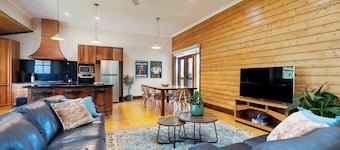 Spacious Goldfields Retreat | Central & Charming