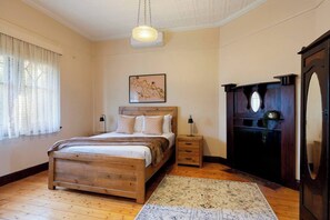 4 bedrooms, iron/ironing board, WiFi