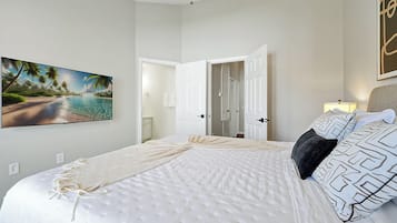 3 habitaciones, escritorio y tabla de planchar con plancha