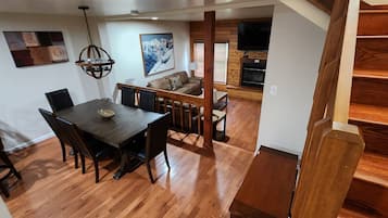 Una televisión, una chimenea