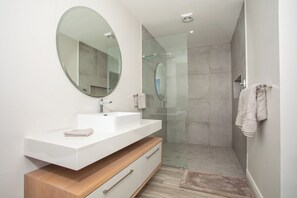 Villa Deluxe, vista a la laguna | Baño | Secadora de cabello, toallas, jabón, papel de baño 