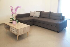 Living room - Tzei House - 5min Drive to Beach (Chania)