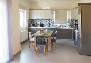 Apartment, 3 Bedrooms, Balcony, Garden View | Dining room
