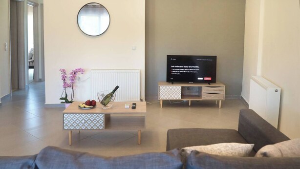 Living room - Tzei House - 5min Drive to Beach (Chania)