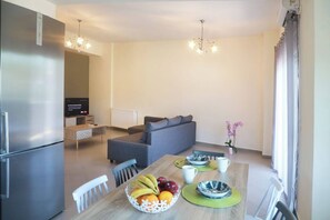 Huoneisto, 3 makuuhuonetta, parveke, näköala puutarhaan | Ruokasali