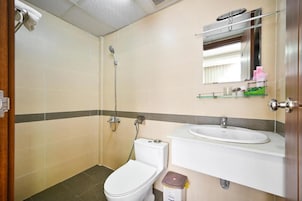 Ducha, artículos de tocador gratuitos, secador de pelo, toallas