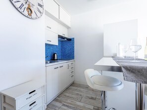 Fridge, microwave, oven, coffee/tea maker