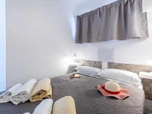 2 bedrooms, iron/ironing board, Internet, bed sheets