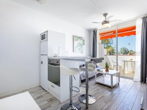 Fridge, microwave, oven, coffee/tea maker