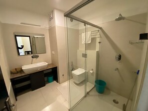 Dusche, kostenlose Toilettenartikel, Handtücher