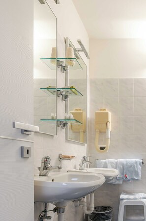 House | Bathroom - Hotel 3 Comfort and Serenity Heart of Ventimiglia (Ventimiglia)