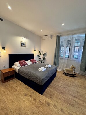Appartement Confort, vue sur la ville | Fer et planche à repasser, accès au Wi-Fi (inclus)