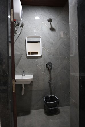 Deluxe Room | Bathroom