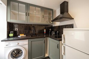 Apartment | Private kitchen | Cookware/dishes/utensils