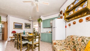 Standard Apartment, 2 Bedrooms, Balcony (Residence 4 Colonne) | Living area | Stereo - Residence 4 Colonne (Bosa)