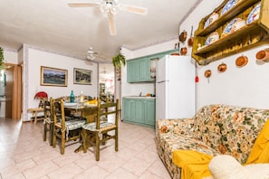 Apartamento estándar, 2 habitaciones, balcón (Residence 4 Colonne) | Zona de estar | Un reproductor estéreo