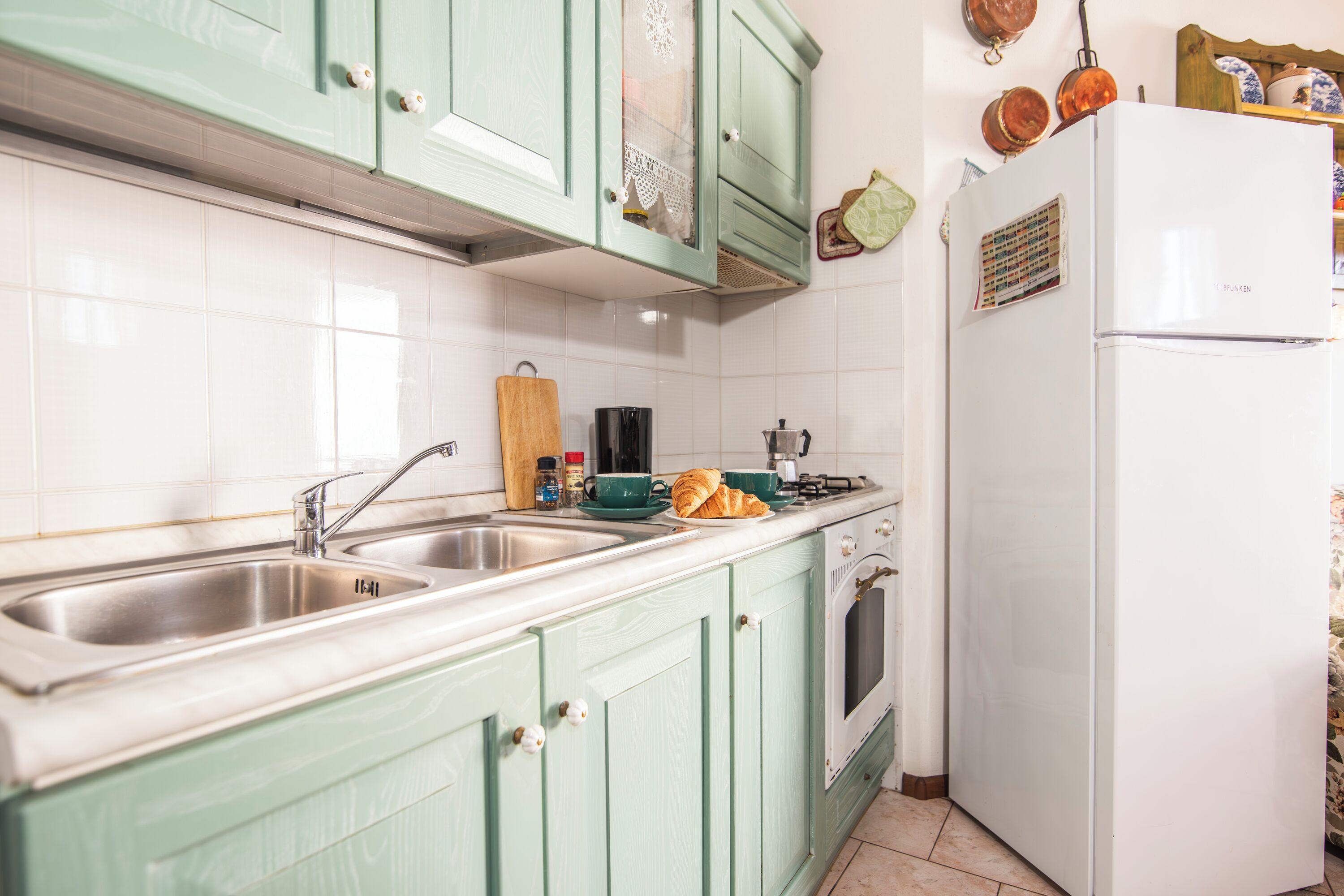 Fridge, oven, stovetop, coffee/tea maker