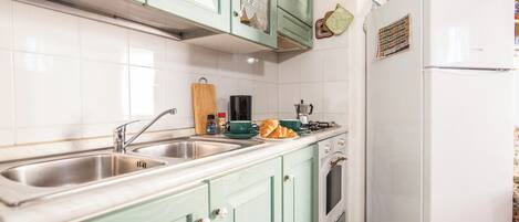 Fridge, oven, stovetop, coffee/tea maker