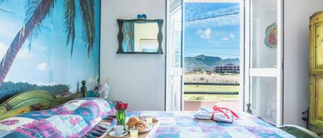 2 slaapkamers, een strijkplank/strijkijzer, wifi (toeslag), beddengoed