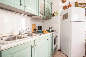Standard Apartment, Multiple Bedrooms (Residence 4 Colonne) | Private kitchen | Fridge, oven, stovetop, coffee/tea maker - Residence 4 Colonne (Bosa)