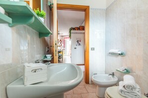 Shower, hair dryer, bidet, towels - Residence 4 Colonne (Bosa)
