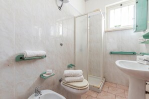 Standard Apartment, Multiple Bedrooms (Residence 4 Colonne) | Bathroom | Shower, hair dryer, bidet, towels - Residence 4 Colonne (Bosa)