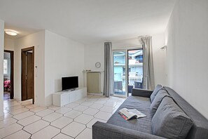 Family Apartment, Multiple Bedrooms (Claz House 2) | Living area | 21-inch Smart TV with cable channels