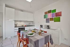 Familienapartment, Mehrere Schlafzimmer (Claz House 2) | Eigene Küche | Kühlschrank, Mikrowelle, Ofen, Herdplatte