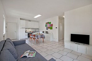 Familienapartment, Mehrere Schlafzimmer (Claz House 2) | Wohnbereich | 21-Zoll-Smart-TV mit Kabelempfang