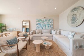 TV, offices - Artila Isla Mujeres: Charming Apartment with Terrace Overlooking the Caribbean (Isla Mujeres)