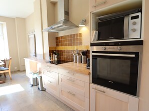 Een koelkast, een microgolfoven, een oven, een kookplaat