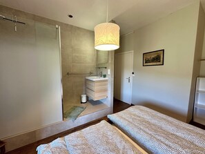 3 bedrooms, Internet