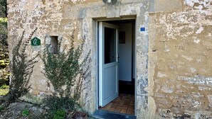 A weathered building with a door leading to an interior. - Charming gite not far from the Orval Abbey (Orval)