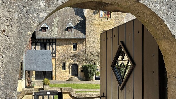 A stone building with a wooden gate and a sign. - Charming gite not far from the Orval Abbey (Orval)