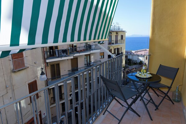 Comfort-Apartment, Balkon, eingeschränkter Meerblick | Blick auf das Wasser