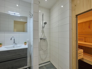 Shower, hair dryer - Large ground-floor apartment with garden (Colijnsplaat)