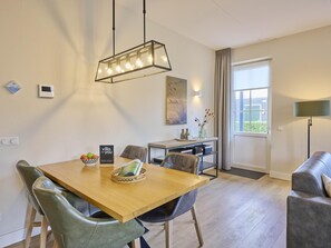 Dining - Large ground-floor apartment with garden (Colijnsplaat)