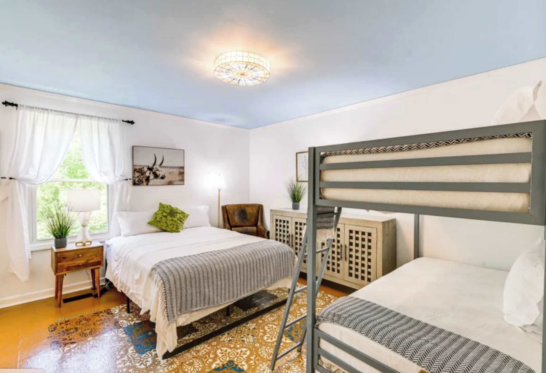 3 bedrooms, iron/ironing board, WiFi, bed sheets